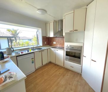 Spacious Five-Bedroom Family Home in Desirable Botany Downs - Photo 3