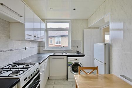 2 bedroom Flat to rent in Benton Road, Newcastle Upon Tyne NE7 - Photo 3