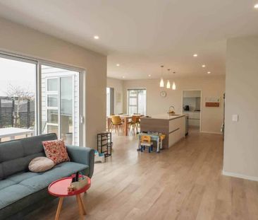 Huge family home in Millwater - Photo 2