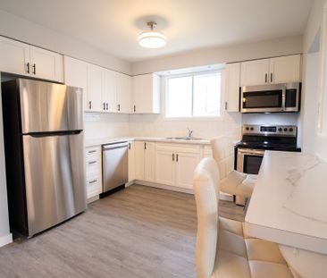 **SPACIOUS** 3 BEDROOM MAIN UNIT IN WELLAND!!! - Photo 2