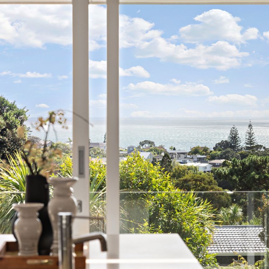 CASTOR BAY - Top Quality Luxury Family home with breath taking views - Photo 1