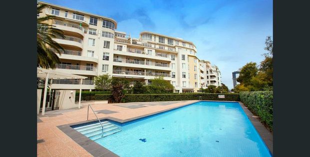 STYLISH GROUND FLOOR APARTMENT IN PRIME PORT MELBOURNE LOCATION - Photo 1