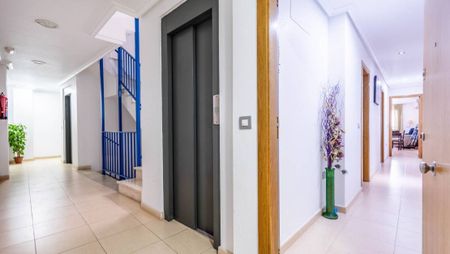 2-Bedroom beautiful apartment with underground car space for rent in Torrevieja - Photo 3