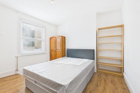 5 bedroom end of terrace house to rent - Photo 3