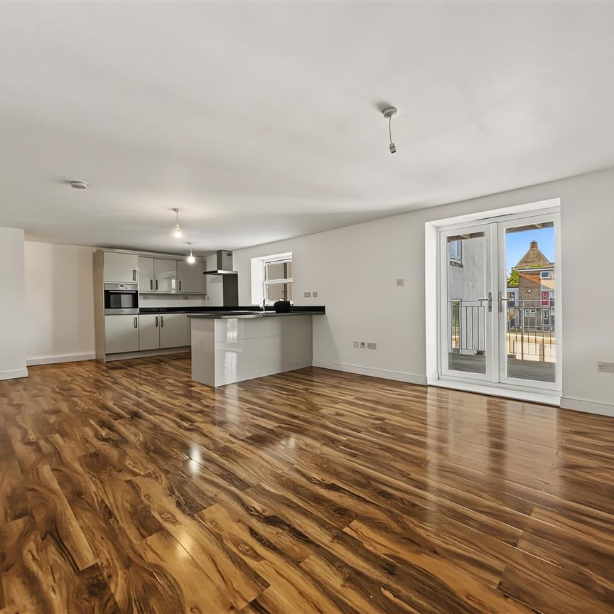 2 Bedroom Flat / Apartment to let - Photo 1