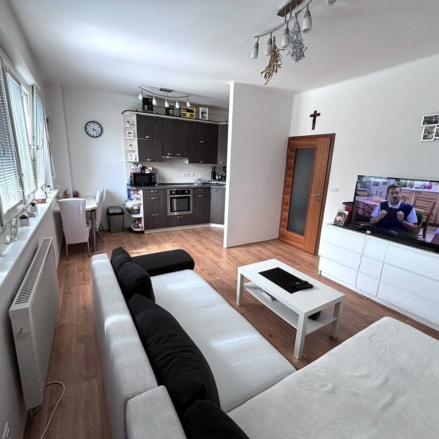 Pronájem bytu 2+kk 42 m², Humpolecká 1886, Praha - Photo 1