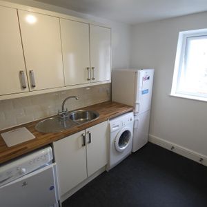 3 bedroom flat to rent - Photo 2