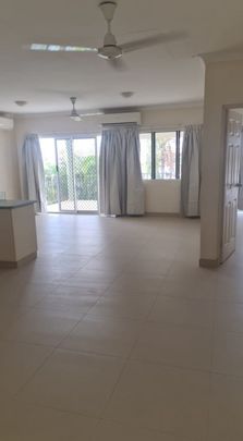 SPACIOUS MARINA-VIEW APARTMENT MINUTES FROM THE CITY - Photo 1