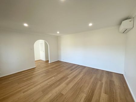Spacious 3 x 1 Home - 6 month lease only - Photo 2