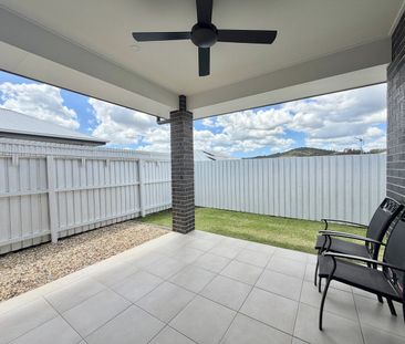 Newly built property with 10 kw solar panels and smart home feature... - Photo 2