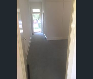 For Rent - One Bedroom Semi House with Parking - Photo 4