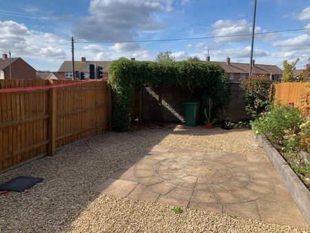 3 bedroom end of terrace house to rent - Photo 2