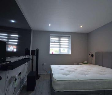 Village Way, Ashford, TW15 - Photo 1