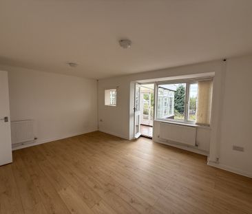 To Rent – Property Options Estate Agents Traditional two-bedroom de... - Photo 1