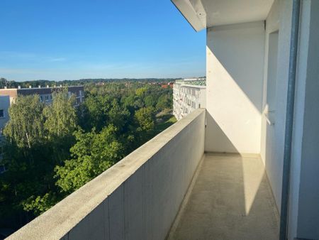 3-Raum-Wohnung im Grünen mit Loggia und Weitblick auf die Heide! - Photo 3