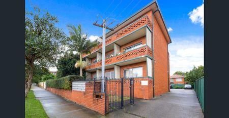 Large West Facing One Bedroom Apartment in a Convenient Location - Photo 2