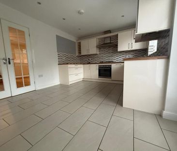 3 bedroom semi-detached house to rent - Photo 5