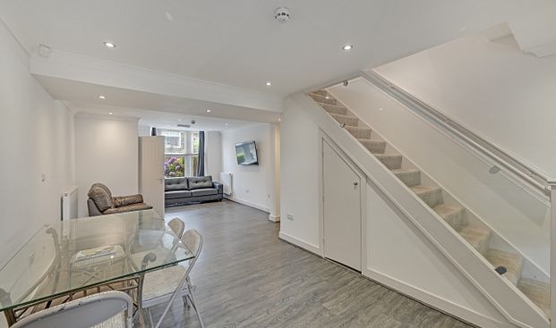 Stylish 4-Bed Ensuite Student House Near Shops and Bars - Photo 1