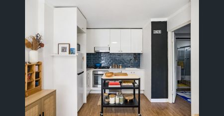 Generous one-bedder in a convenient location - Photo 3