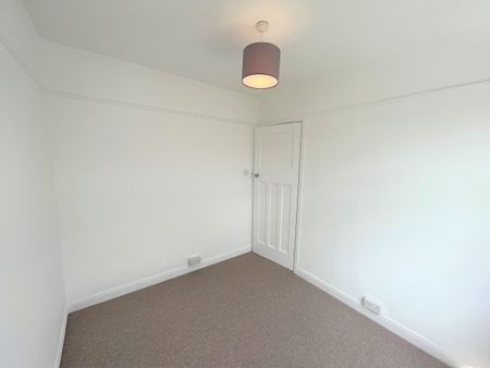 A RECENTLY REFURBISHED three Bedroom terraced house - Photo 3