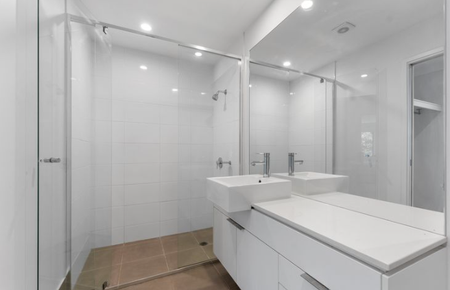 Townhouse in Parkinson Huge, Contemporary Duplex Style 4 Beds Townhome. Walk to the Beautiful Lakewood Avenue Park! - Photo 5