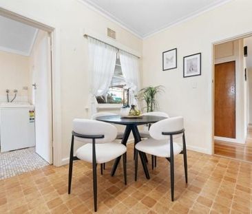 Charming single-level home blending coastal character, convenience ... - Photo 2