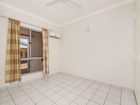 Ground level 2-bedroom unit with private courtyard - Photo 4