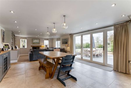 A beautifully presented red brick four bedroom home - Photo 2