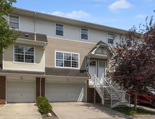 3 bedrooms, double attached garage, walking distance to LRT — 3 Bedrooms Townhouse - Photo 1