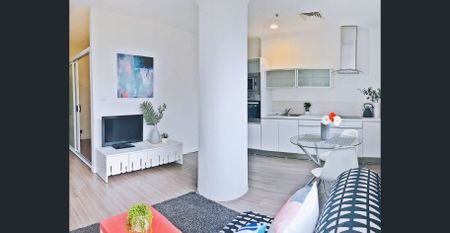 Light, location & modern appeal - Fully furnished pad - Photo 3