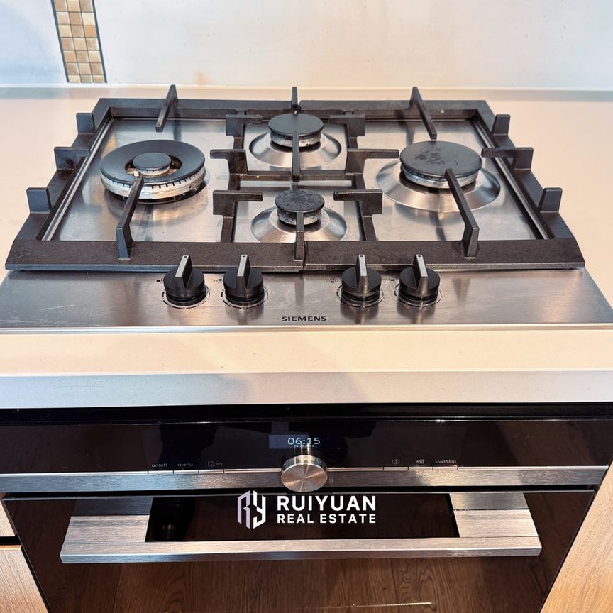 2-Bedroom Apartment with Docklands Wheel Views | Fully Furnished - Photo 1