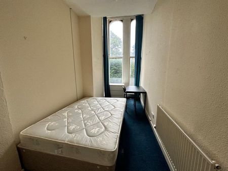 3 bedroom flat to rent - Photo 2