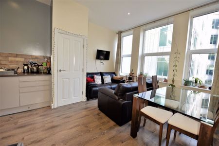 2 bedroom Flat in Aire Street, Leeds - Photo 5