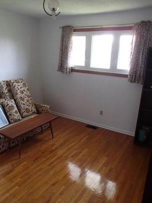 For Lease - 890 Greenbriar Avenue, Mooneys Bay - Carleton Heights and Area, Ontario - Photo 1