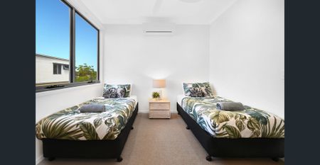 Cozy 2-bedroom townhouse in Emerald lakes (Carrara) - Photo 4