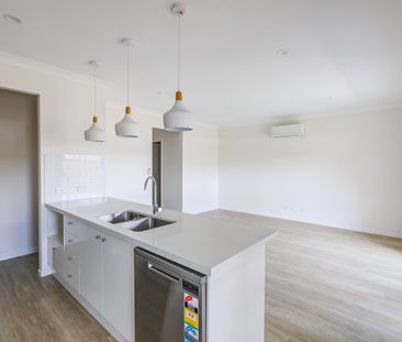 Large 2 Bedroom Duplex! - Photo 4