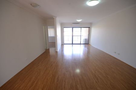 Beautiful 2 Bedroom Apartment - Photo 2