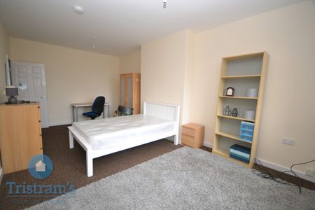 3 bed Flat for Rent - Photo 2