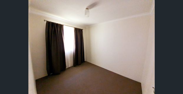 WELL MAINTAINED UNIT - CLOSE TO BEACH & PUBLIC TRANSPORT - Photo 1