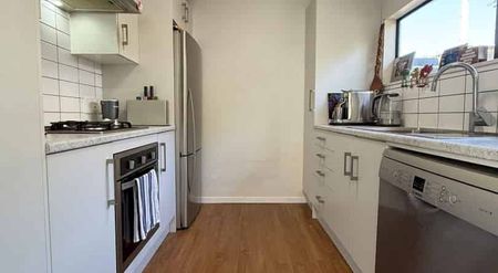 2 Bed Home with Sunny Deck & Outdoor Retreat - Photo 4