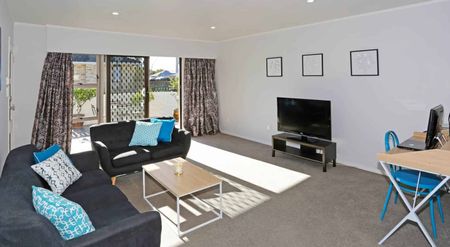 Recently renovated to a high standard - not to... - Photo 4