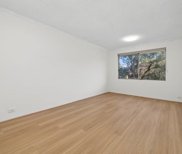 LIGHT AND AIRY 2 BEDROOM APARTMENT IN GREAT LOCATION - Photo 1