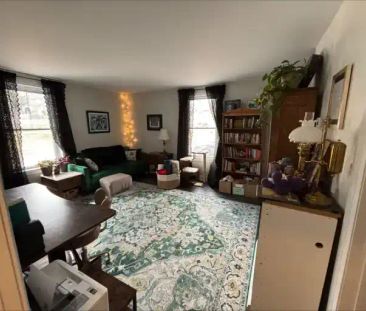 SEMI - DETACHED HOME 2 Bdrm! TONS OF NATURAL LIGHT!!! Avail. NOV 1s... - Photo 1