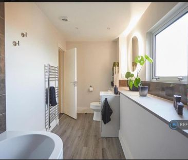 1 bedroom in a flat share to rent - Photo 4