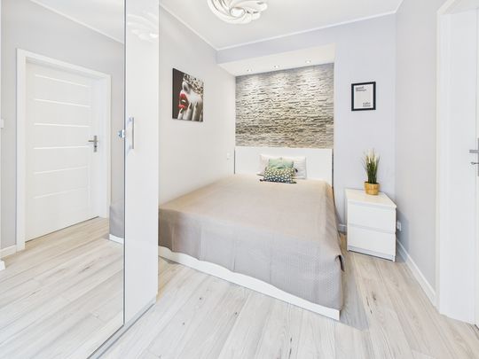 2 pokoje, balkon i garaż – komfort i styl w jednym - Photo 1