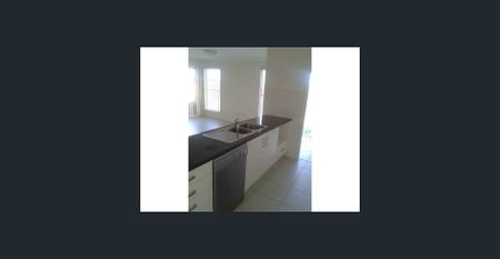 4 Bedroom, 2 Bathroom Home - Photo 5