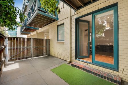 Updated Ground-Floor Apartment with Private Courtyard – Steps from the Beach! - Photo 5