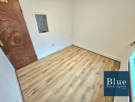 4 bedroom semi-detached house to rent - Photo 3