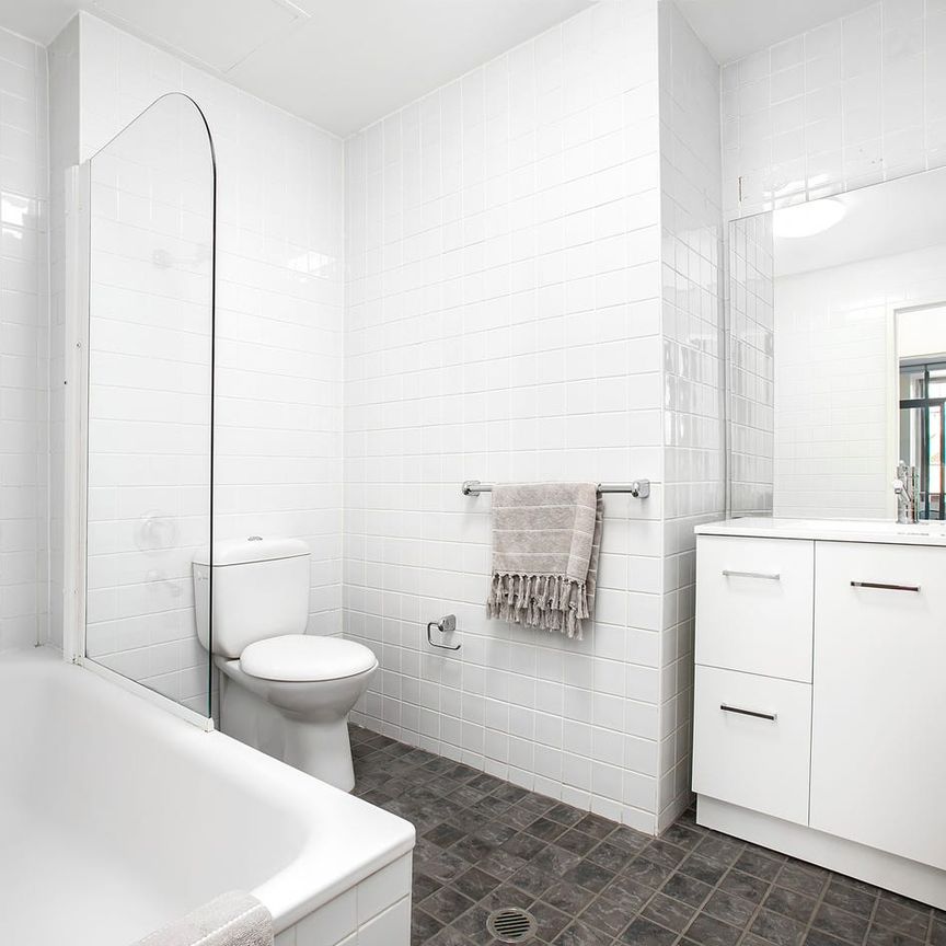 Size, light and quality in a contemporary inner-city haven - Photo 1