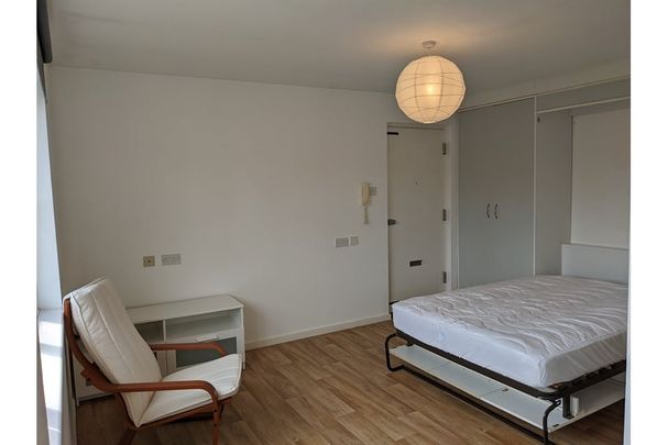 Studio Flat, Captains Place, SO14 - Photo 1